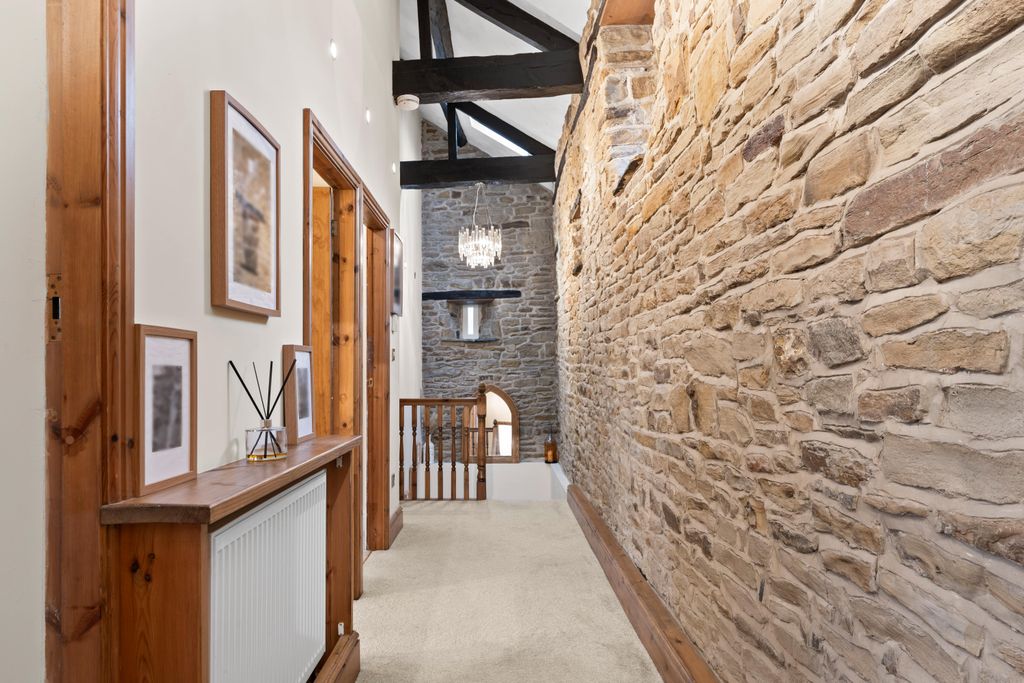 Property photo 2 of 41 P1534815-Min