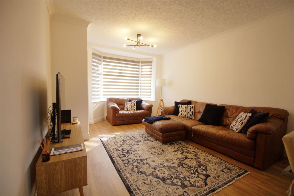 Property photo 2 of 16 Lounge.Jpg