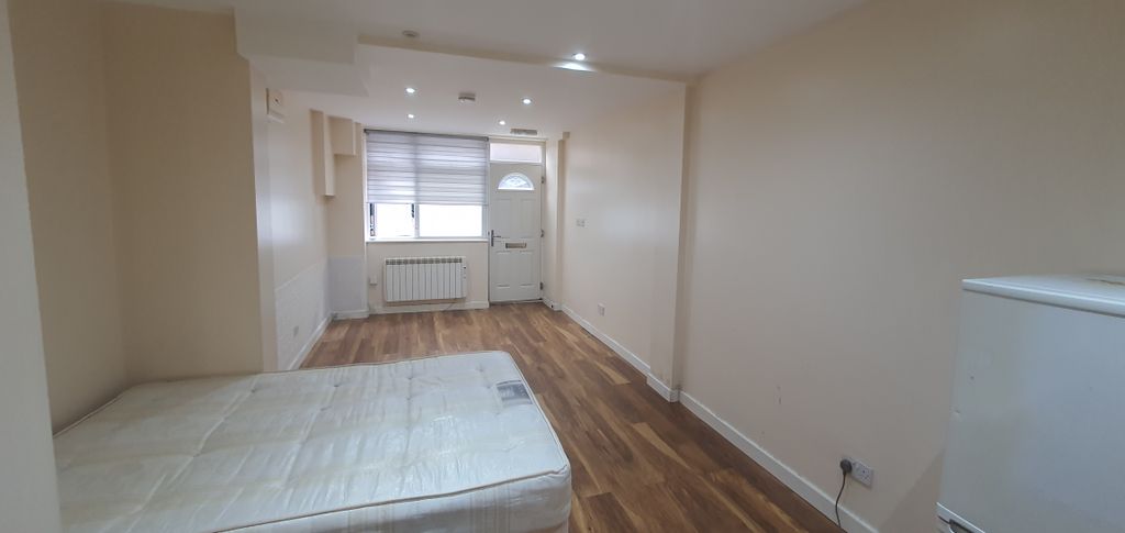 Property photo 3 of 7 Reception/Bedroom