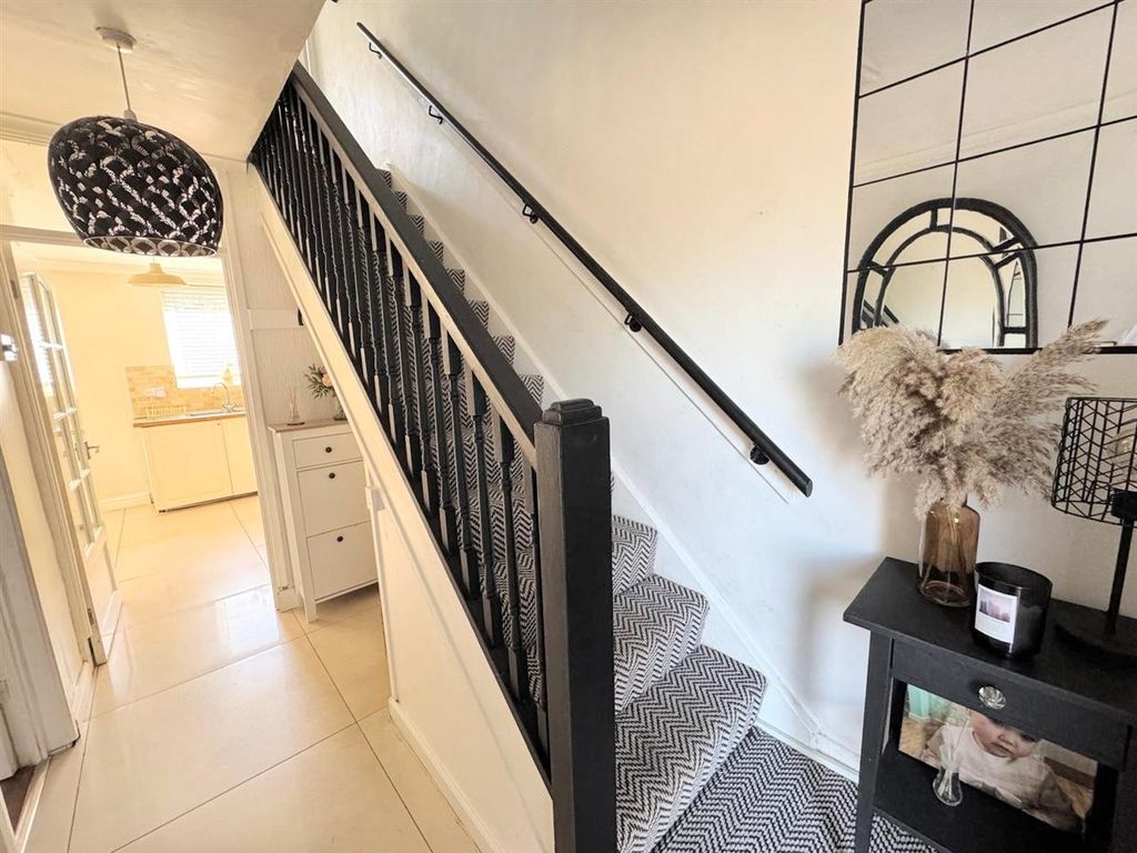 Property photo 3 of 14 Entrance Hall