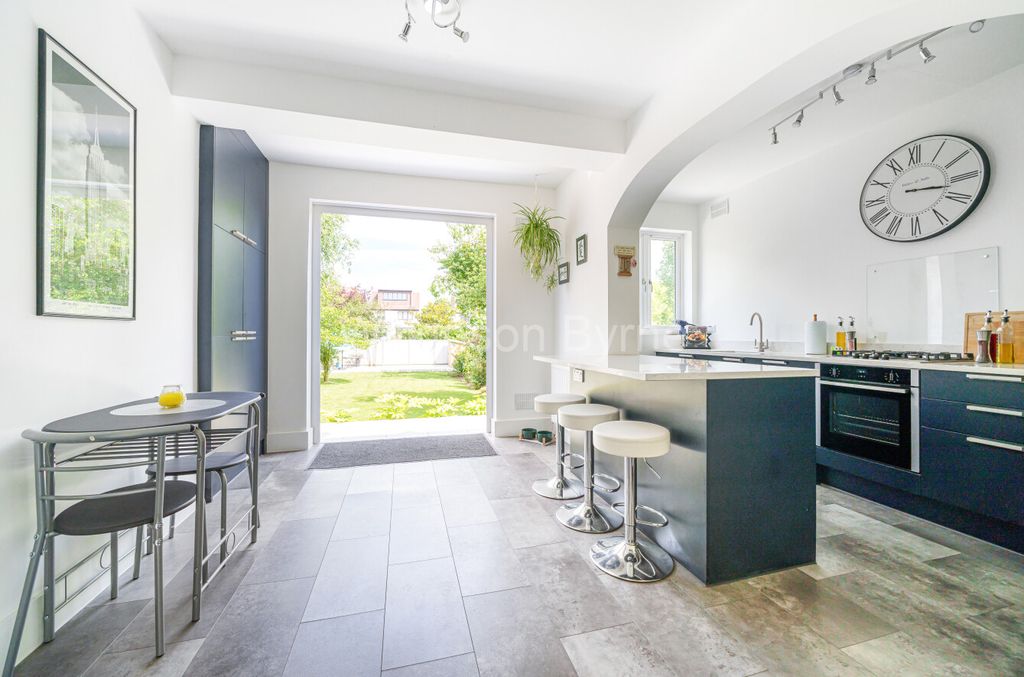 Property photo 2 of 15 E99Cdefb-Fb14-4960-Ac67-c92Fc4Afa291