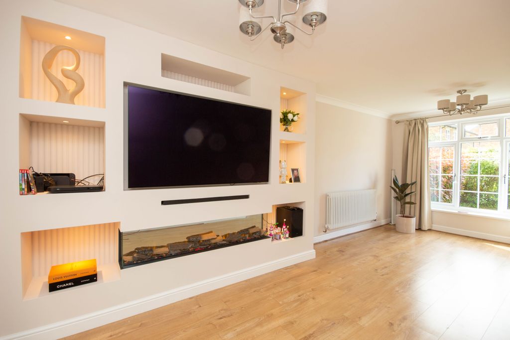 Property photo 2 of 13 Lounge