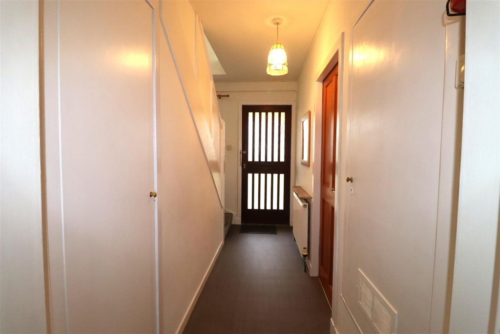 Property photo 3 of 28 Ent Hall (2).Jpg