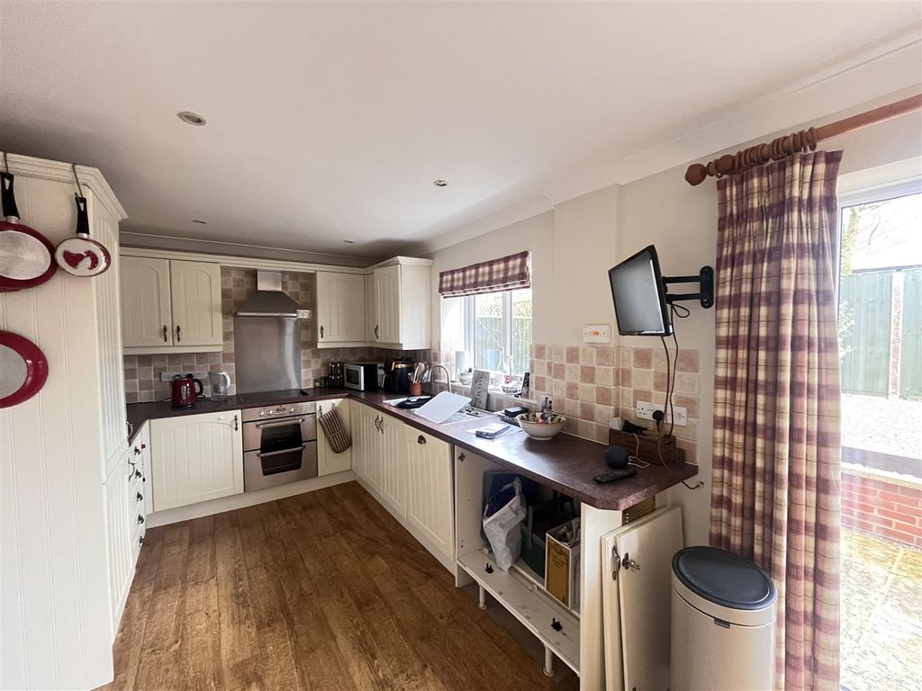 Property photo 2 of 11 Kitchen