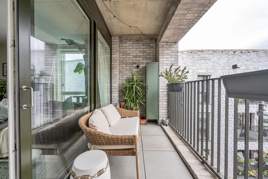 Property photo 3 of 23 Rookwood Way E3