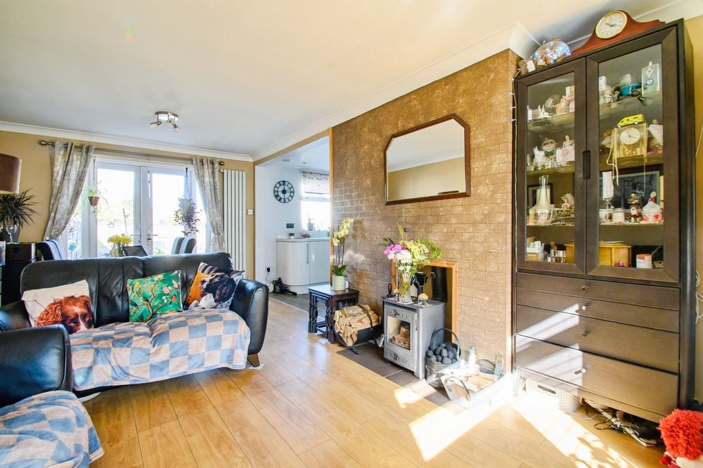 Property photo 2 of 19 Lounge