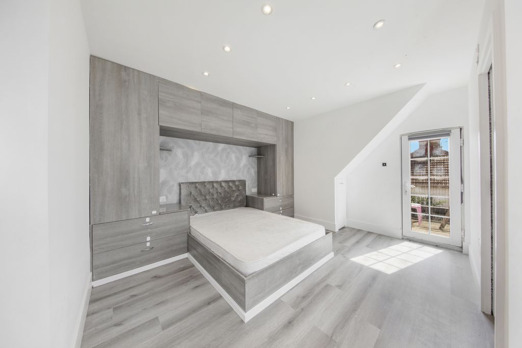 Property photo 2 of 9 143m Golders Green Road - Ub0Ppkuiclcrm2Sdr6Dz
