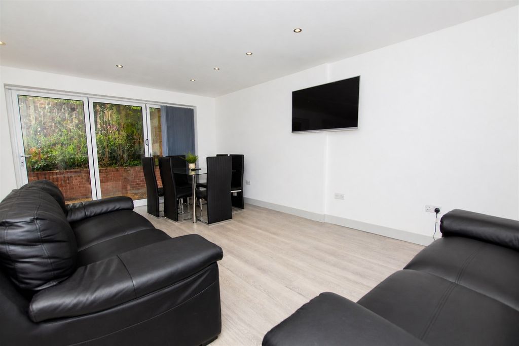 Property photo 3 of 14 Approach