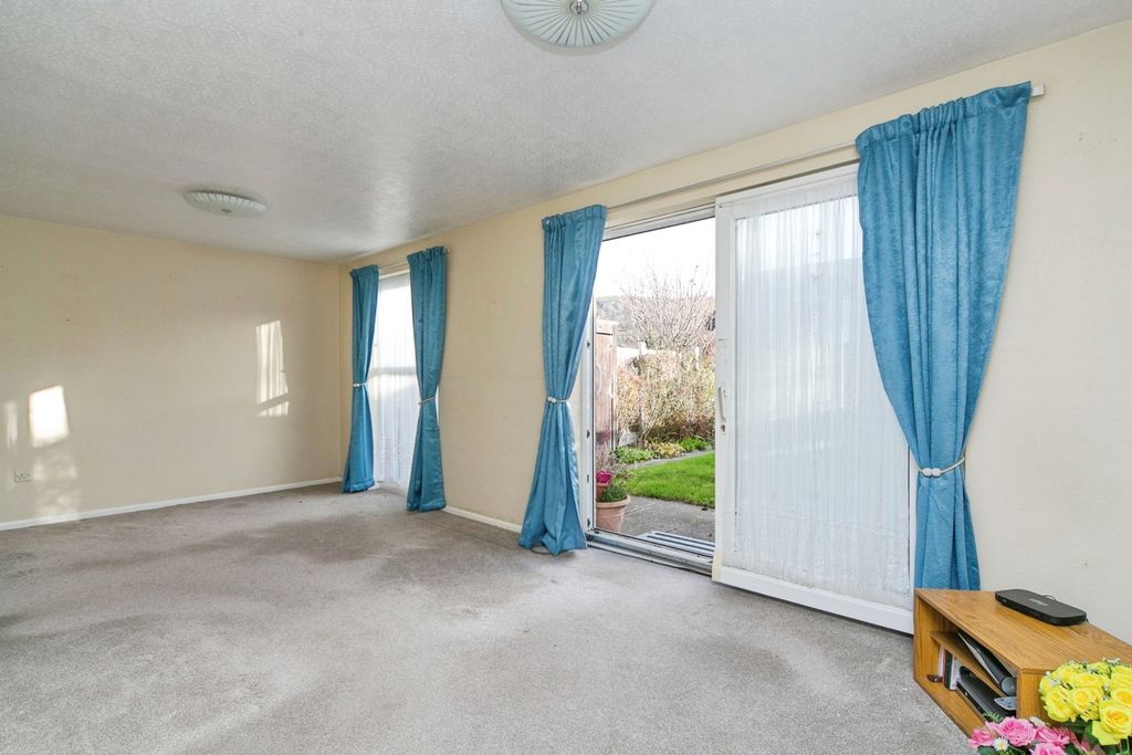 Property photo 3 of 14 Lounge