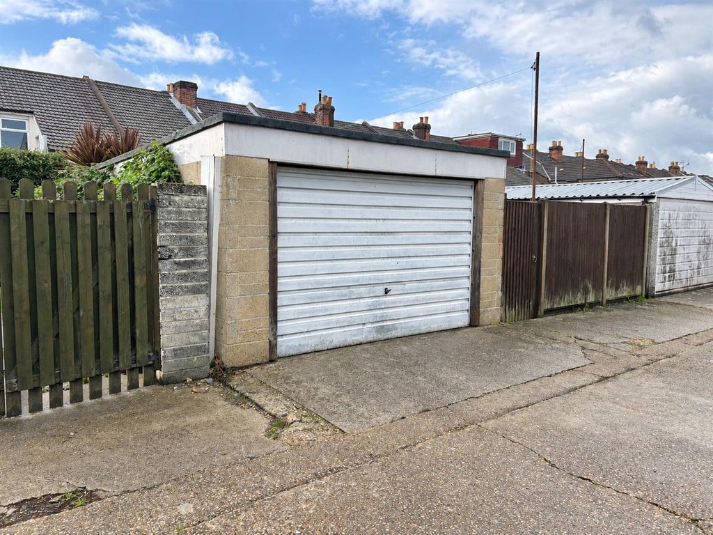 Property photo 2 of 11 Garage & Parking