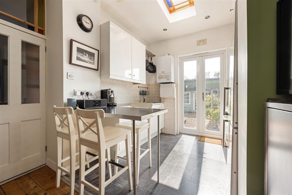 Property photo 3 of 18 Cavendish Drive, E11