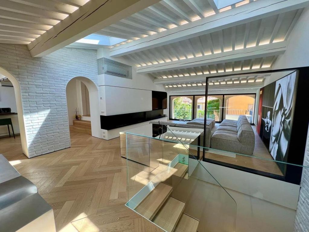 Property photo 2 of 31