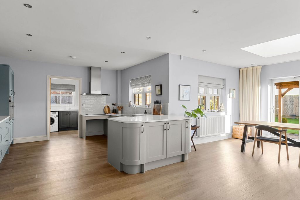 Property photo 2 of 31