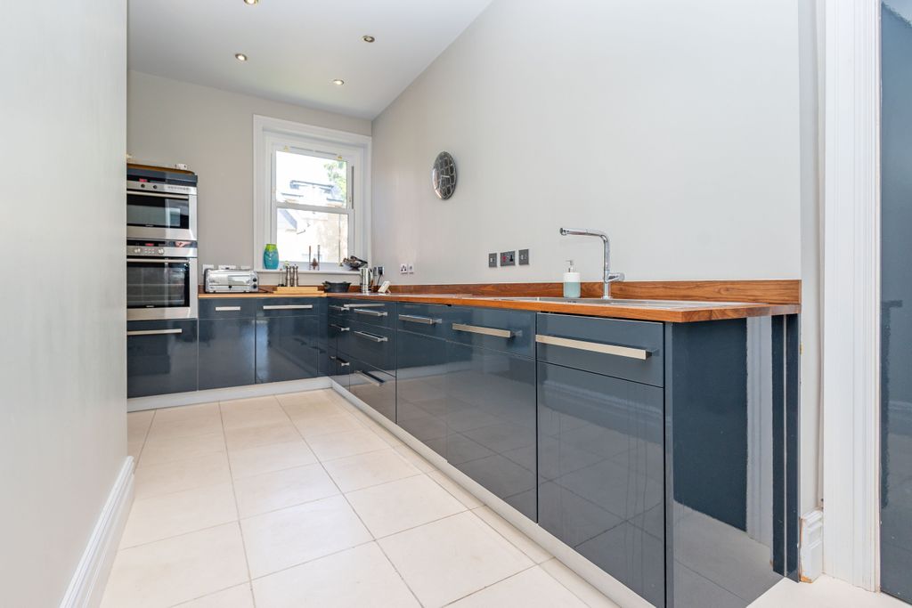 Property photo 2 of 13 R6M_2866