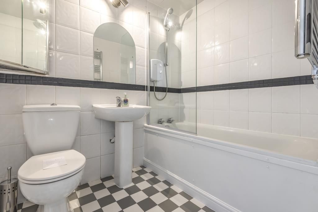 Property photo 2 of 10 Bathroom