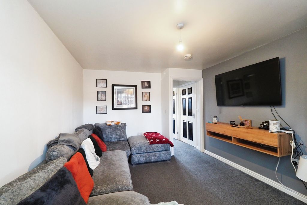 Property photo 2 of 19 Contemporary And Cosy Lounge
