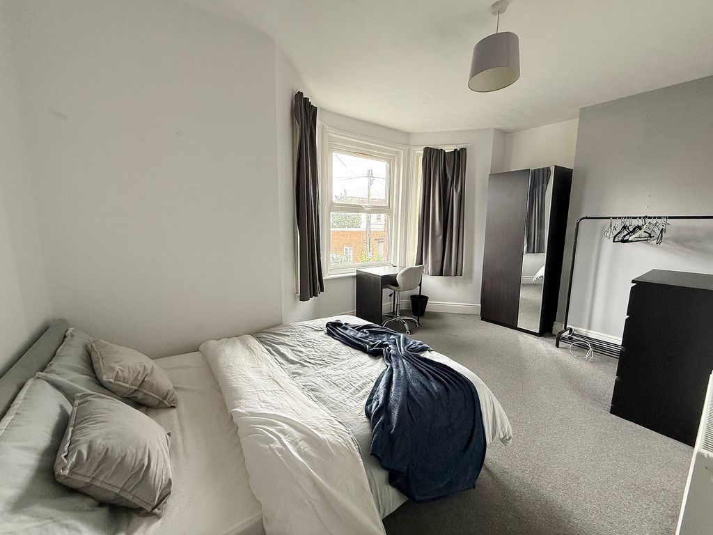 Property photo 1 of 13 Room 5