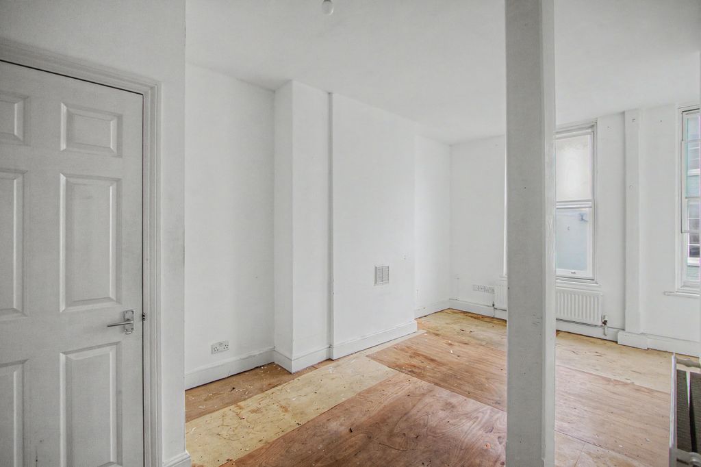 Property photo 3 of 12 Flat 1, 386 High Street Rochester, Rochester, Kent, Me1 1Dj