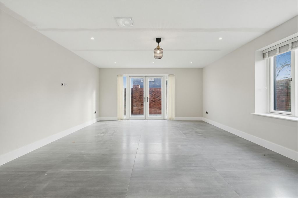 Property photo 3 of 18 Image