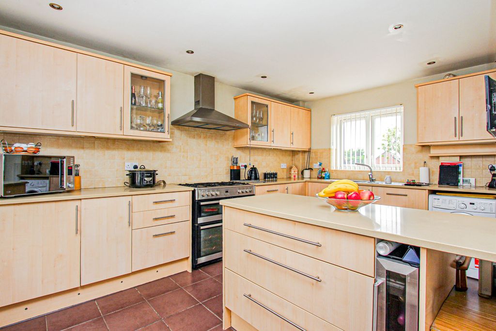 Property photo 2 of 14 Kitchen/Breakfast Room