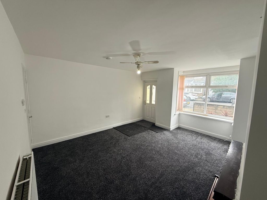 Property photo 2 of 10 Livingroom