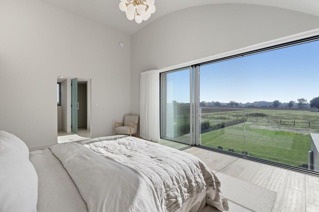 Property photo 3 of 30 Halfyard Barn Principal Bedroom