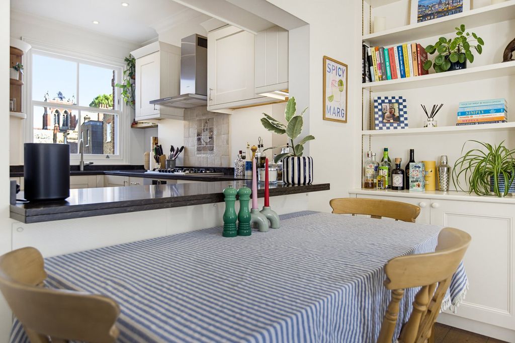 Property photo 3 of 11 Dining Area