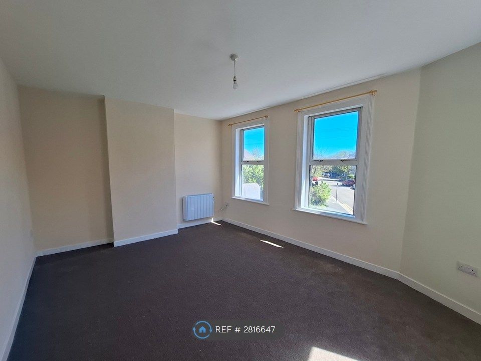 Property photo 2 of 7 Living Room (1/2)