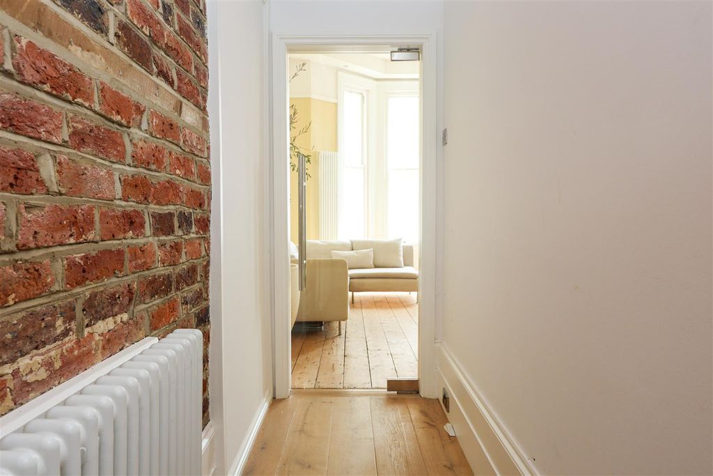 Property photo 3 of 9 Hall