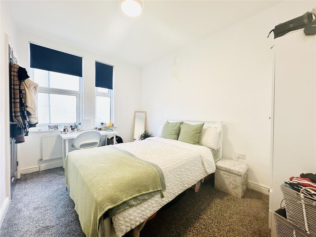 Property photo 2 of 10 Bedroom 1