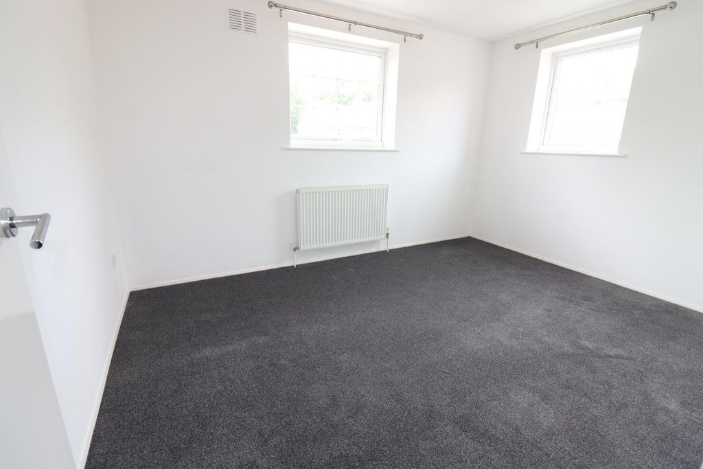 Property photo 3 of 10 2 Bedroom House For Rent