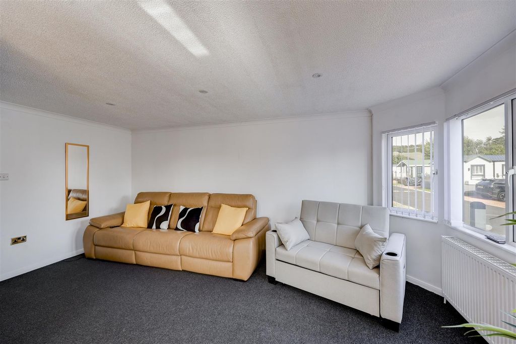 Property photo 3 of 19 Lounge