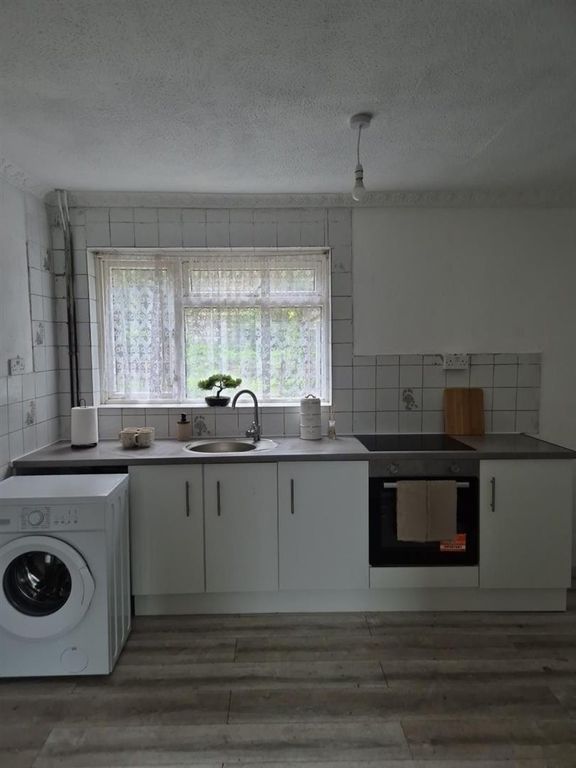 Property photo 3 of 5 Fitted Kitchen With Washing Machine And Oven...
