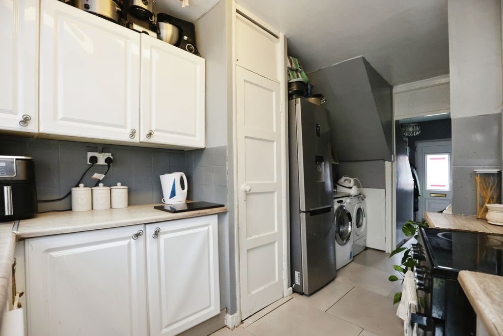 Property photo 3 of 14 Kitchen