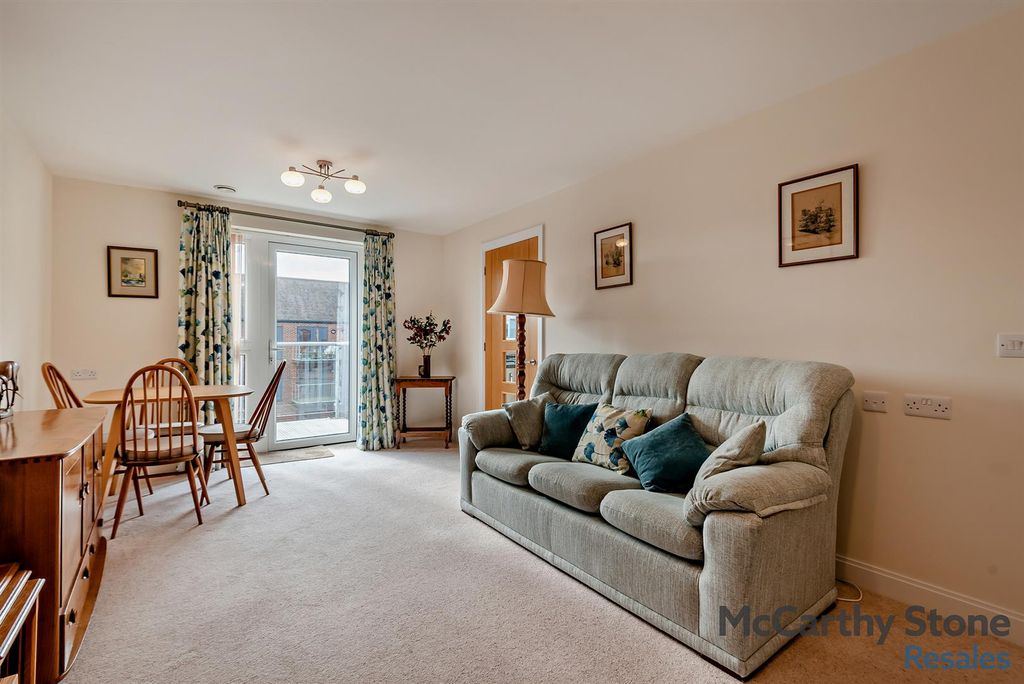 Property photo 2 of 29 8679974-Interior05-800.Jpg