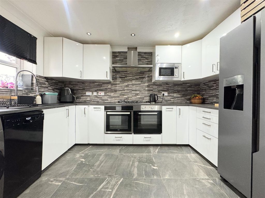 Property photo 2 of 20 Kitchen