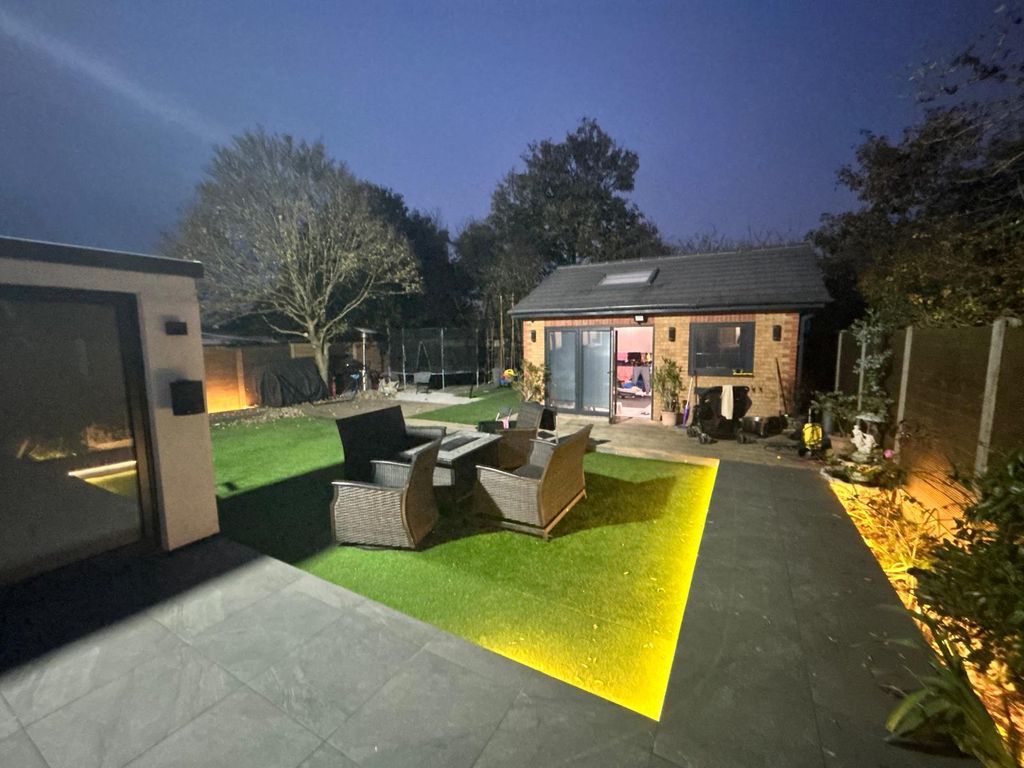 Property photo 1 of 8 2 Bed Semi-Detached House To Rent Lothian Avenue, Hayes Ub4