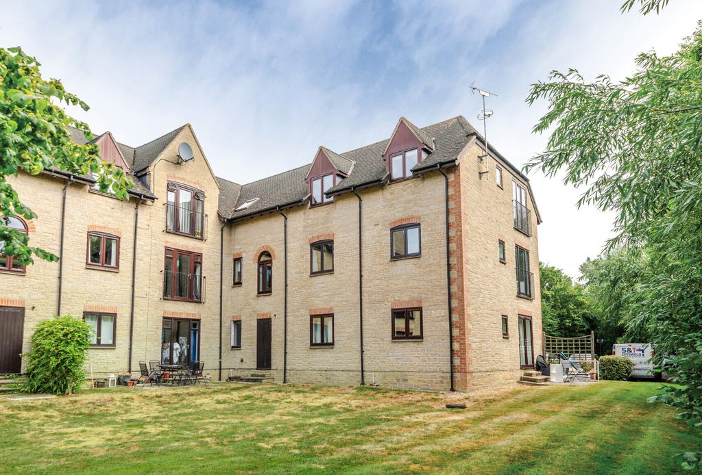 Property photo 1 of 9 1325211-1-6876235...