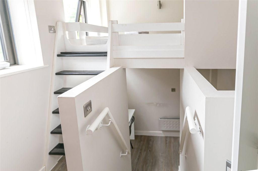 Property photo 3 of 8 Picture No. 15