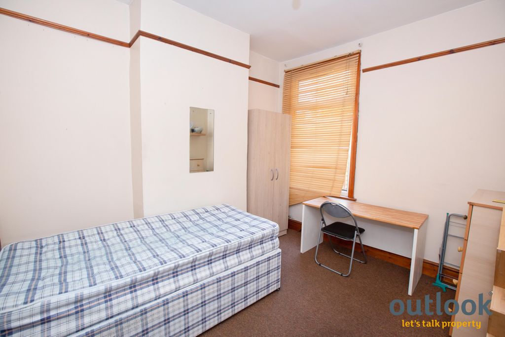 Property photo 2 of 9 Bedroom