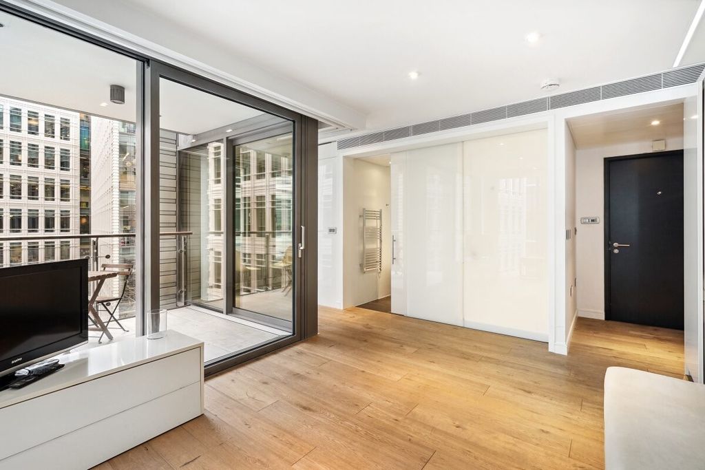 Property photo 3 of 11 Jll