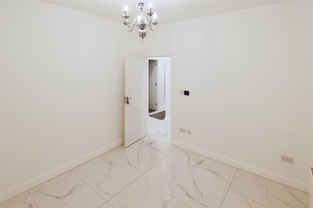 Property photo 2 of 6 Thornton-Lodge_00008.Jpeg