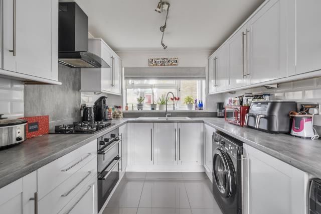 Property photo 3 of 9 Kitchen