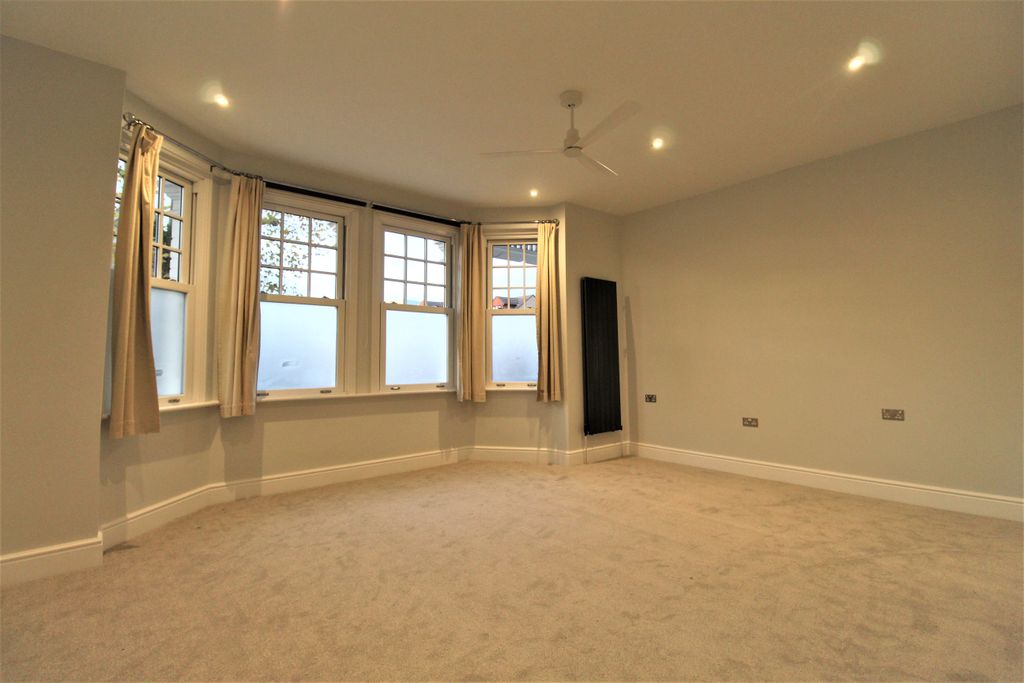 Property photo 1 of 4 The Avenue Bedroom