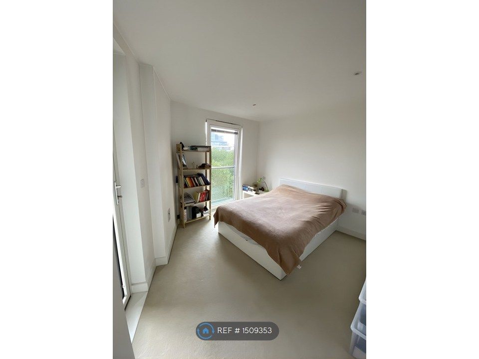 Property photo 2 of 9 Double-Bedroom