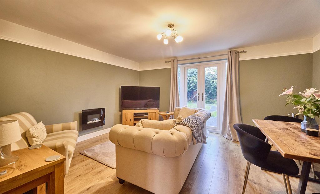 Property photo 2 of 8 St Pauls Gardens .Jpg