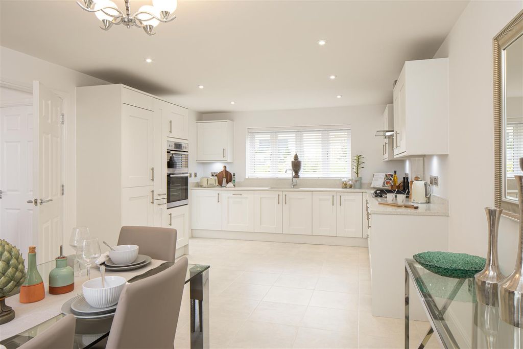 Property photo 3 of 9 Kitchen / Dining Room