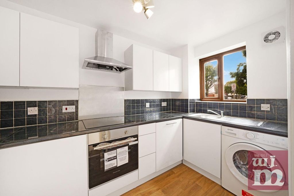Property photo 2 of 10 Kitchen