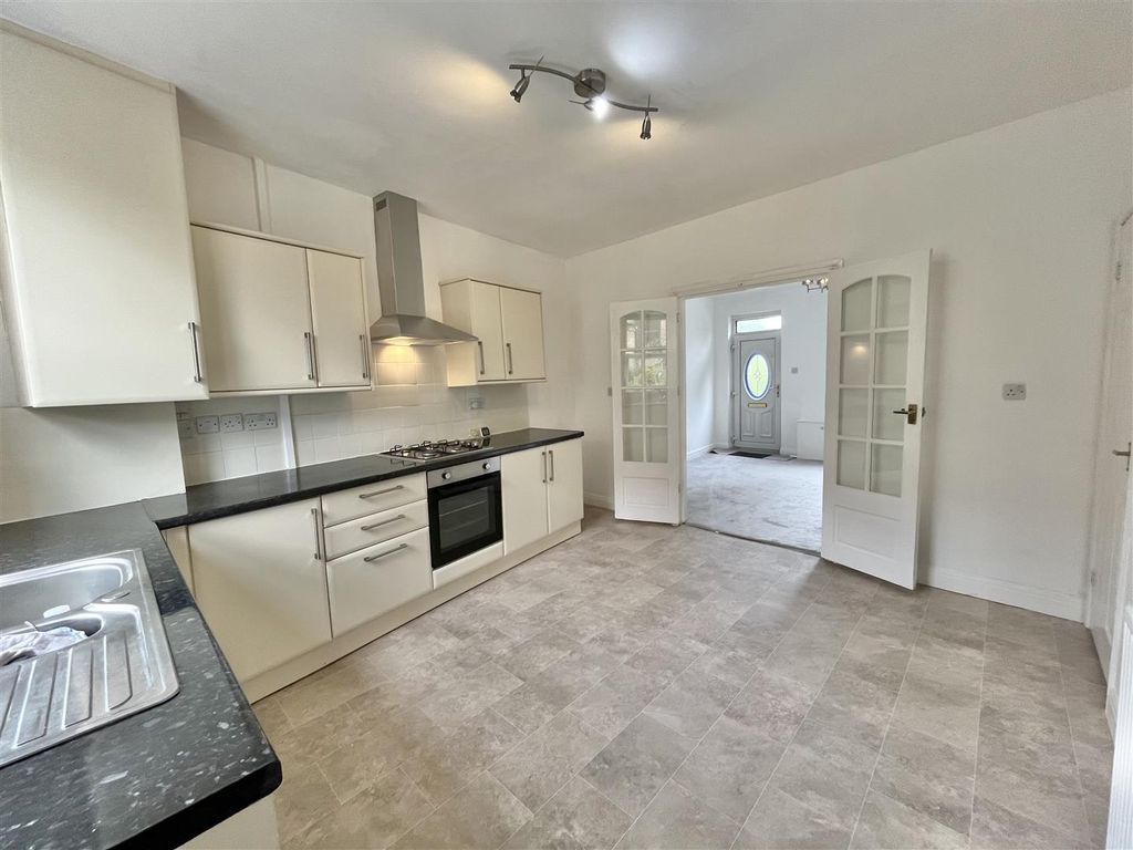 Property photo 3 of 9 Kitchen