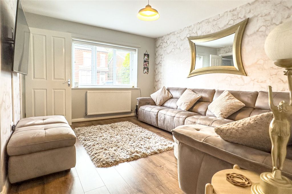 Property photo 3 of 21 Lounge